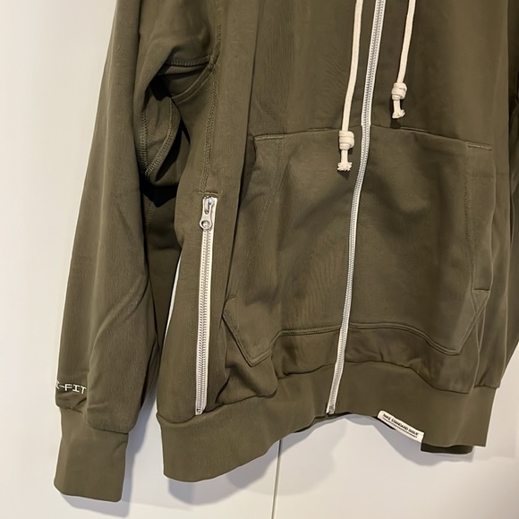 Nike Standard Issue Hoodie - Picture 3 of 8